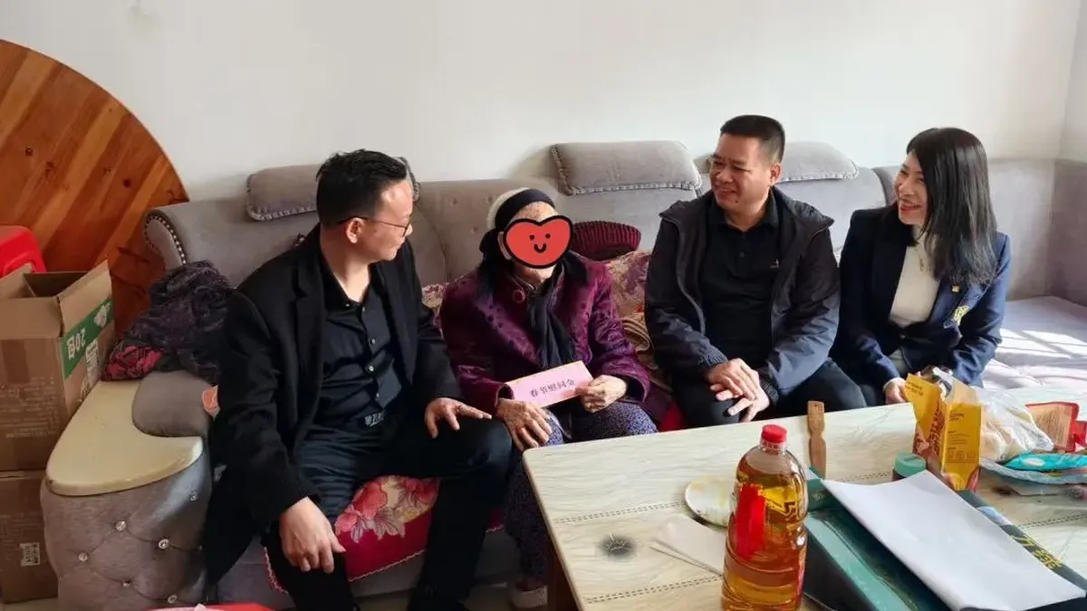 Party Branch Conducts Lunar New Year Community-care Visit